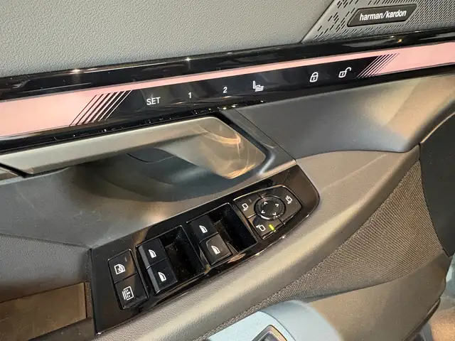 BMW 5 Series view 26