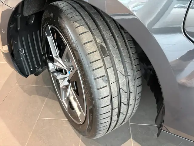 BMW 5 Series view 5