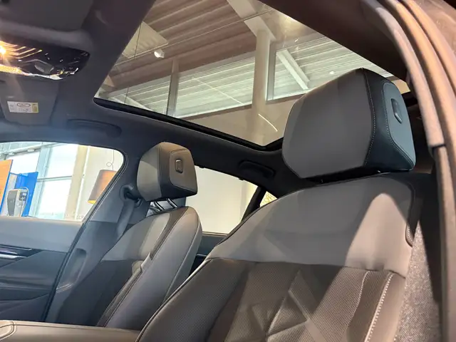 BMW 5 Series view 20
