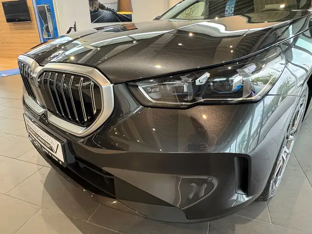 BMW 5 Series view 11