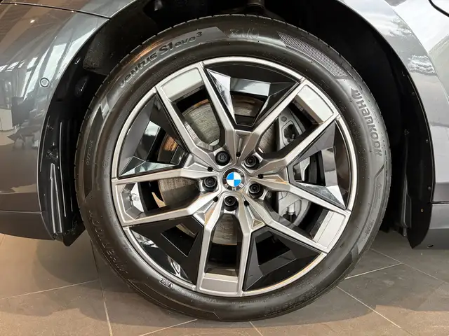 BMW 5 Series view 12