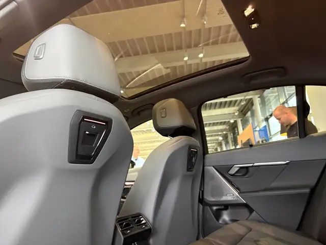 BMW 5 Series view 27