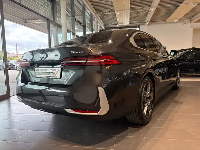 BMW 5 Series view 8
