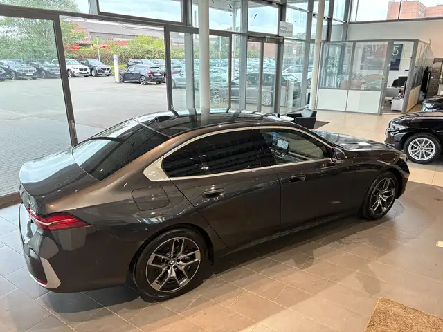 BMW 5 Series view 9