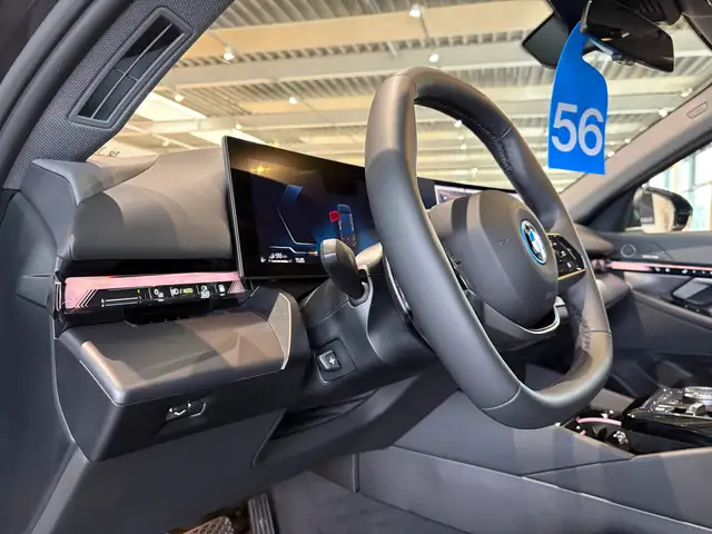 BMW 5 Series view 22