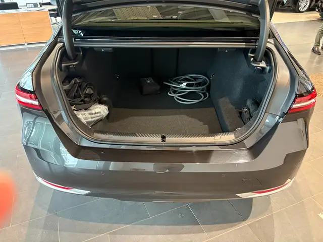 BMW 5 Series view 29