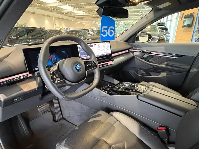 BMW 5 Series view 15