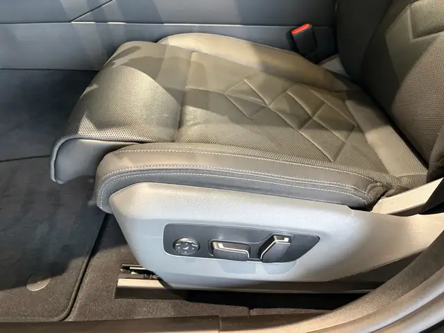 BMW 5 Series view 21