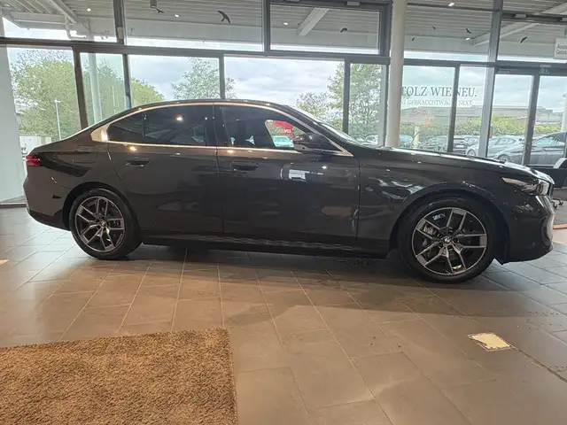 BMW 5 Series view 10