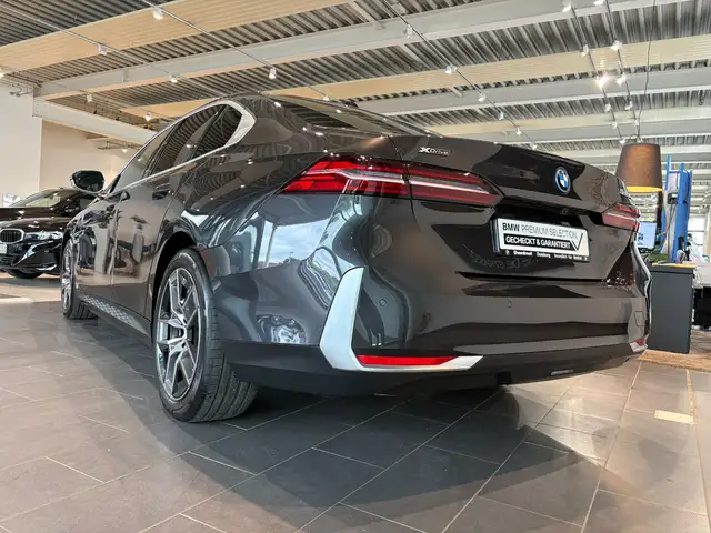 BMW 5 Series view 7