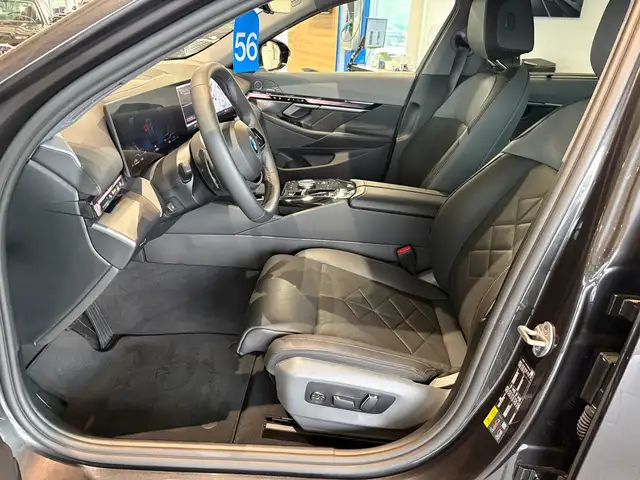 BMW 5 Series view 14