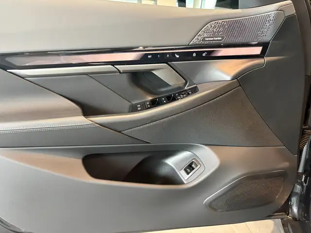 BMW 5 Series view 25