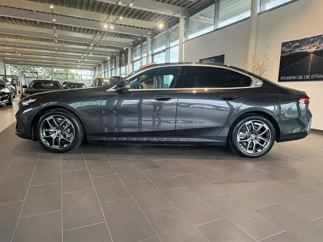 BMW 5 Series view 6