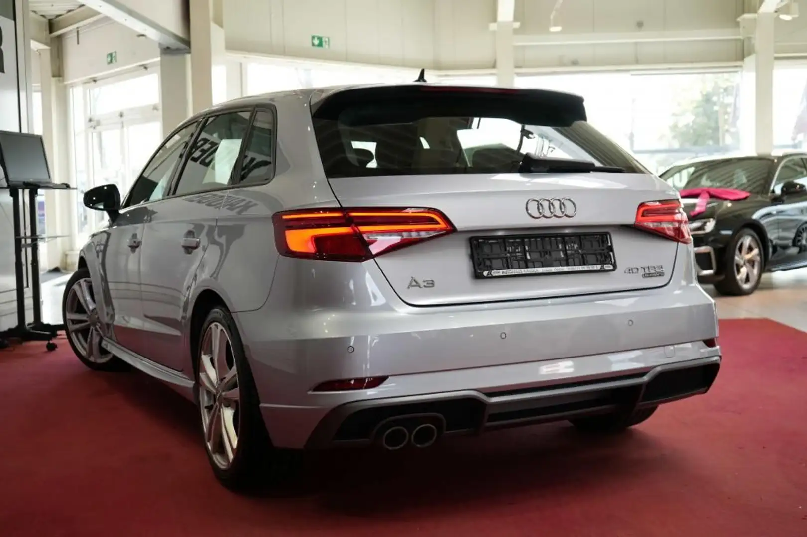 Audi A3 40 TFSI Sportback quattro S-Line*LED* Silber - 2