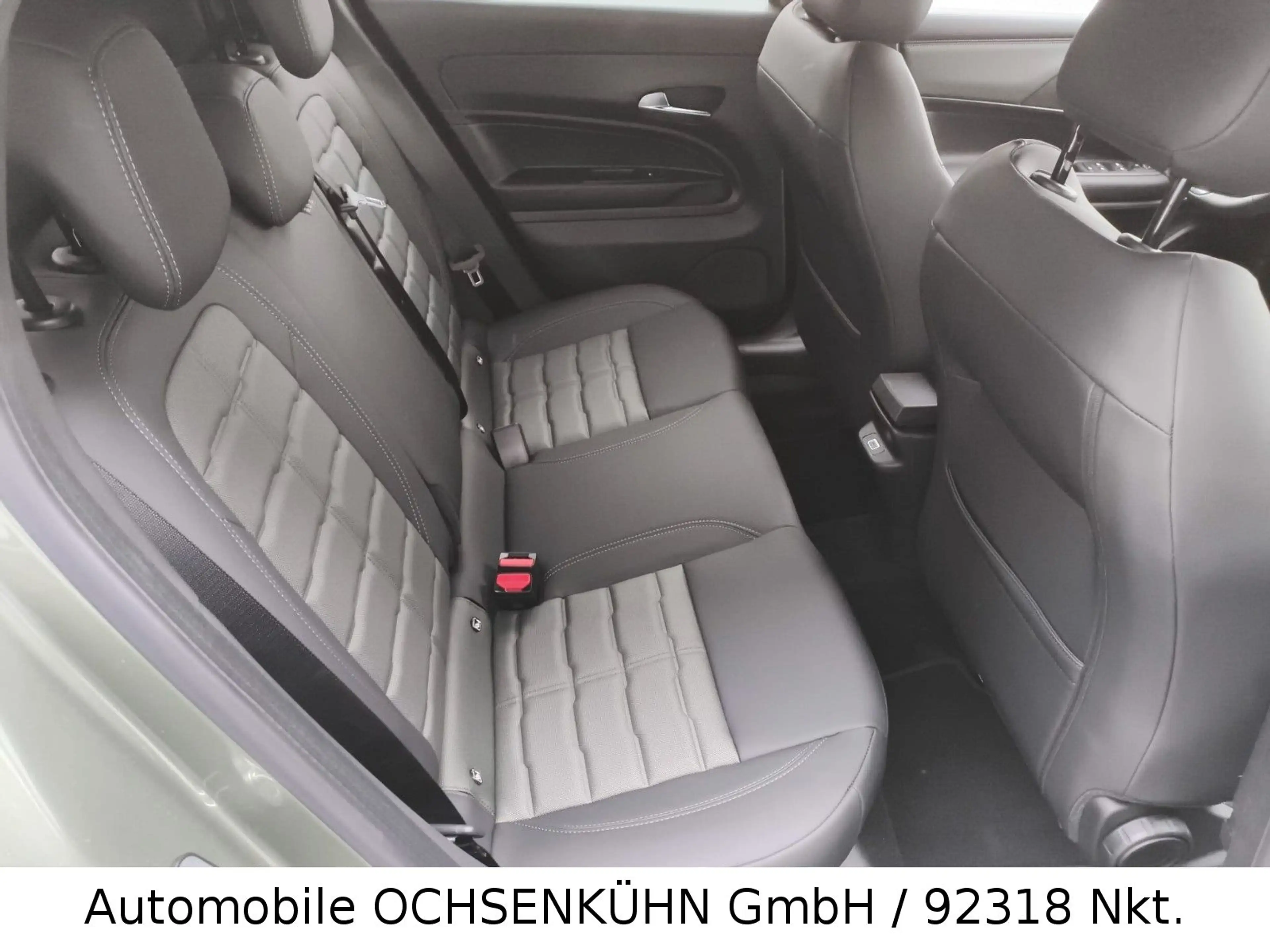 Jeep Avenger 1.2 MHEV 4x4 Overland — photo 11