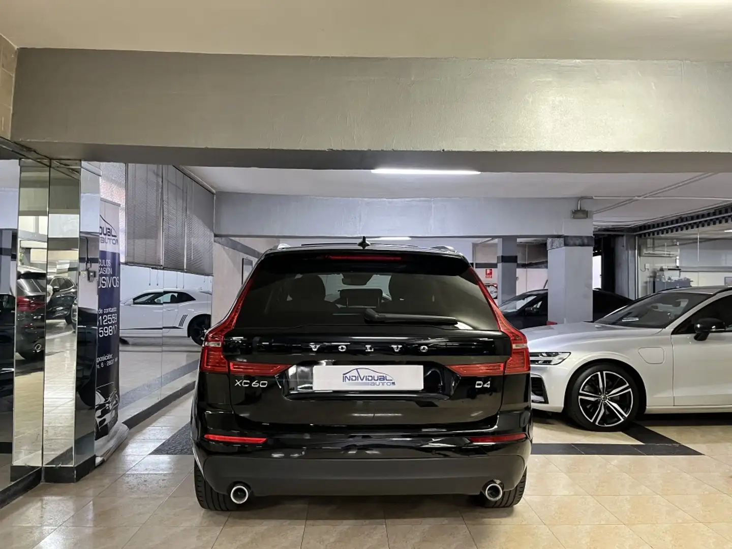 Volvo XC60 D4 Business Plus Aut. Zwart - 2