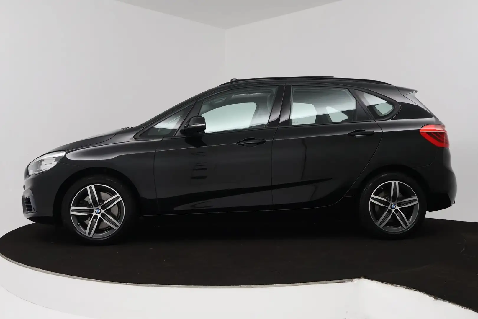 BMW 225 2-serie Active Tourer 225i xDrive M Sport (PANORAM Zwart - 2