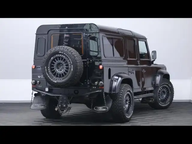 Land Rover Defender view 5