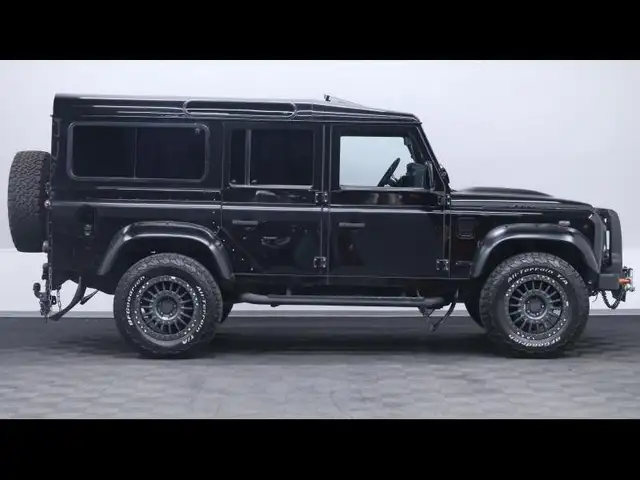 Land Rover Defender view 4