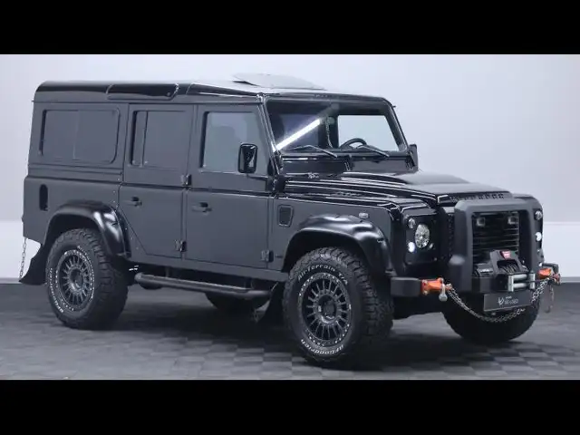 Land Rover Defender view 3