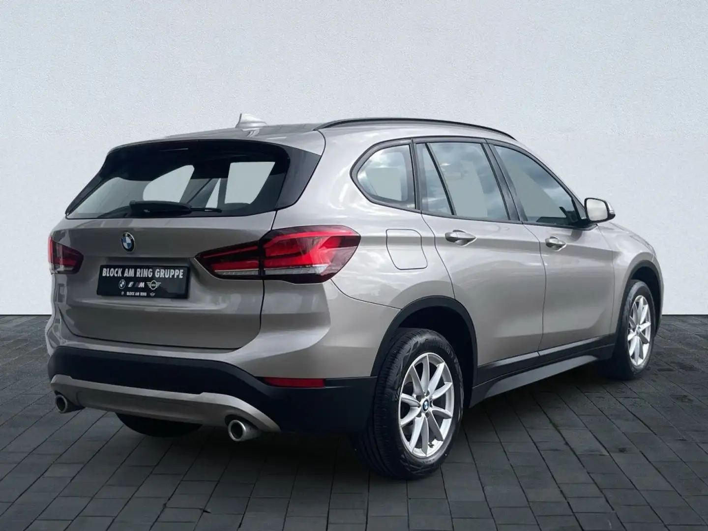 BMW X1 sDrive18d Navi,LED,Tempomat,Sportsitz,DAB,PDC Silber - 2