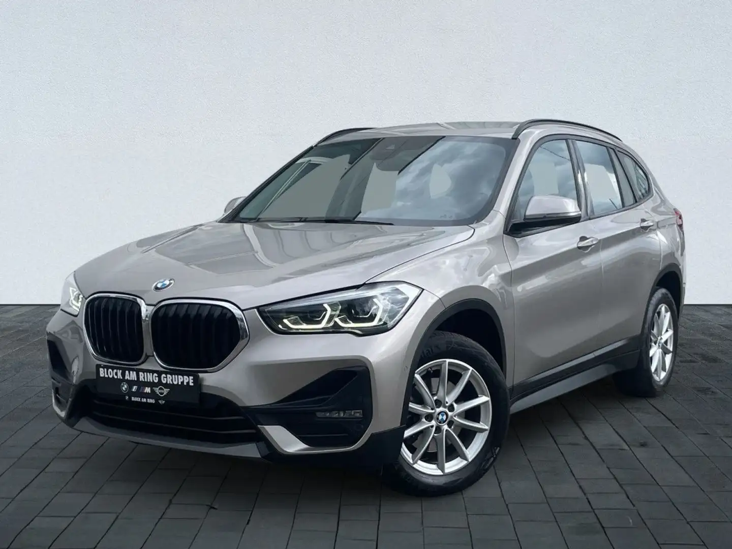BMW X1 sDrive18d Navi,LED,Tempomat,Sportsitz,DAB,PDC Silber - 1