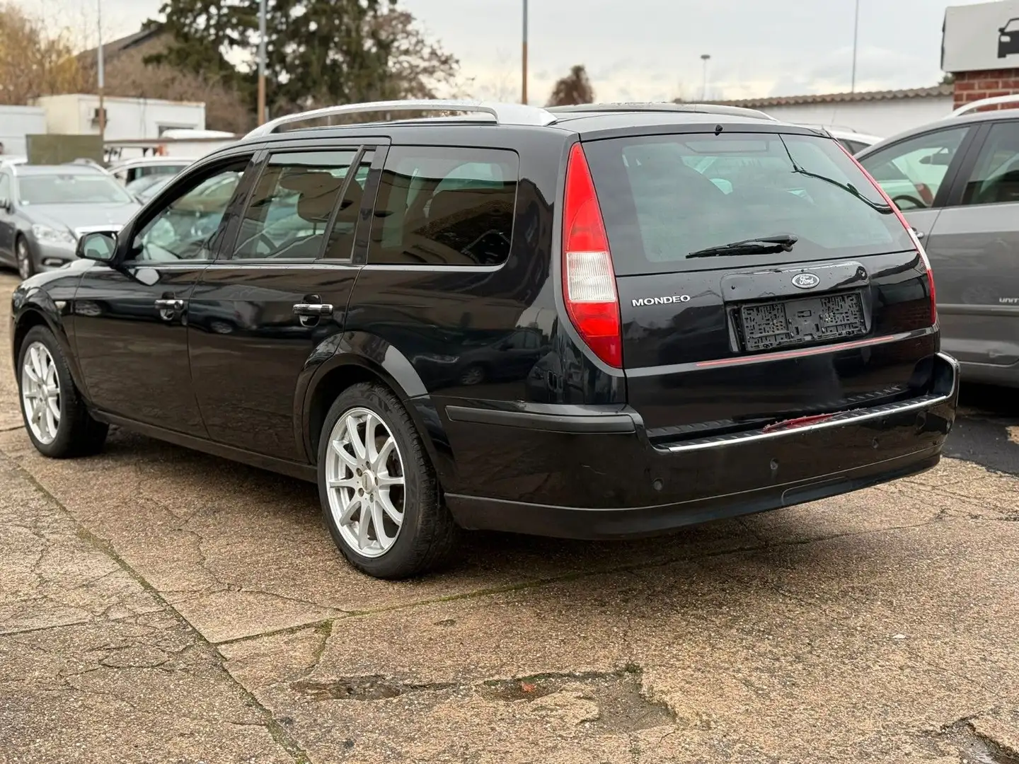 Ford Mondeo Turnier Ghia*GARANTIE*TÜV-NEU*KLIMA* Schwarz - 2