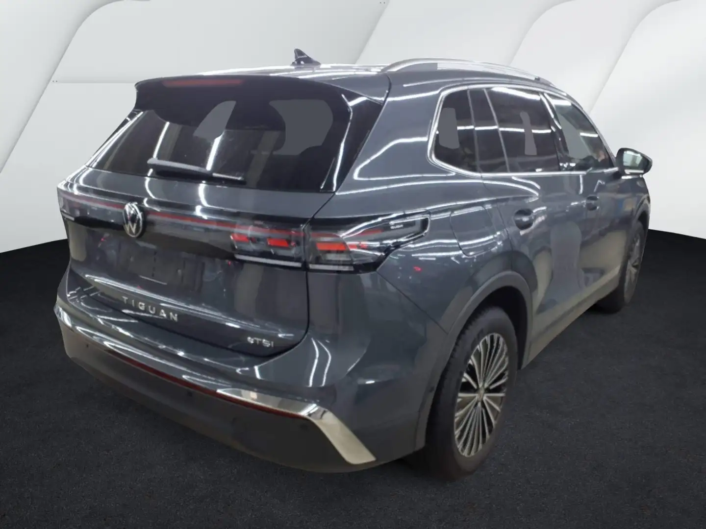 Volkswagen Tiguan Elegance 1.5 eTSI DSG AHK Navi IQLight IQDrive Grijs - 2