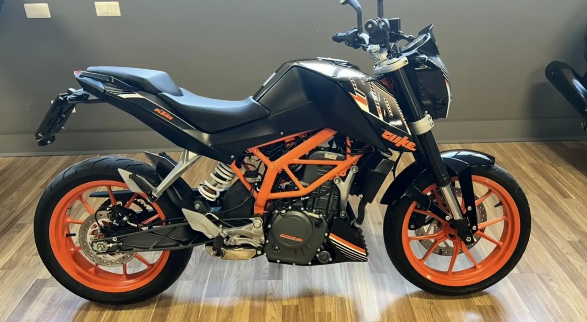 KTM 390 Duke - 2