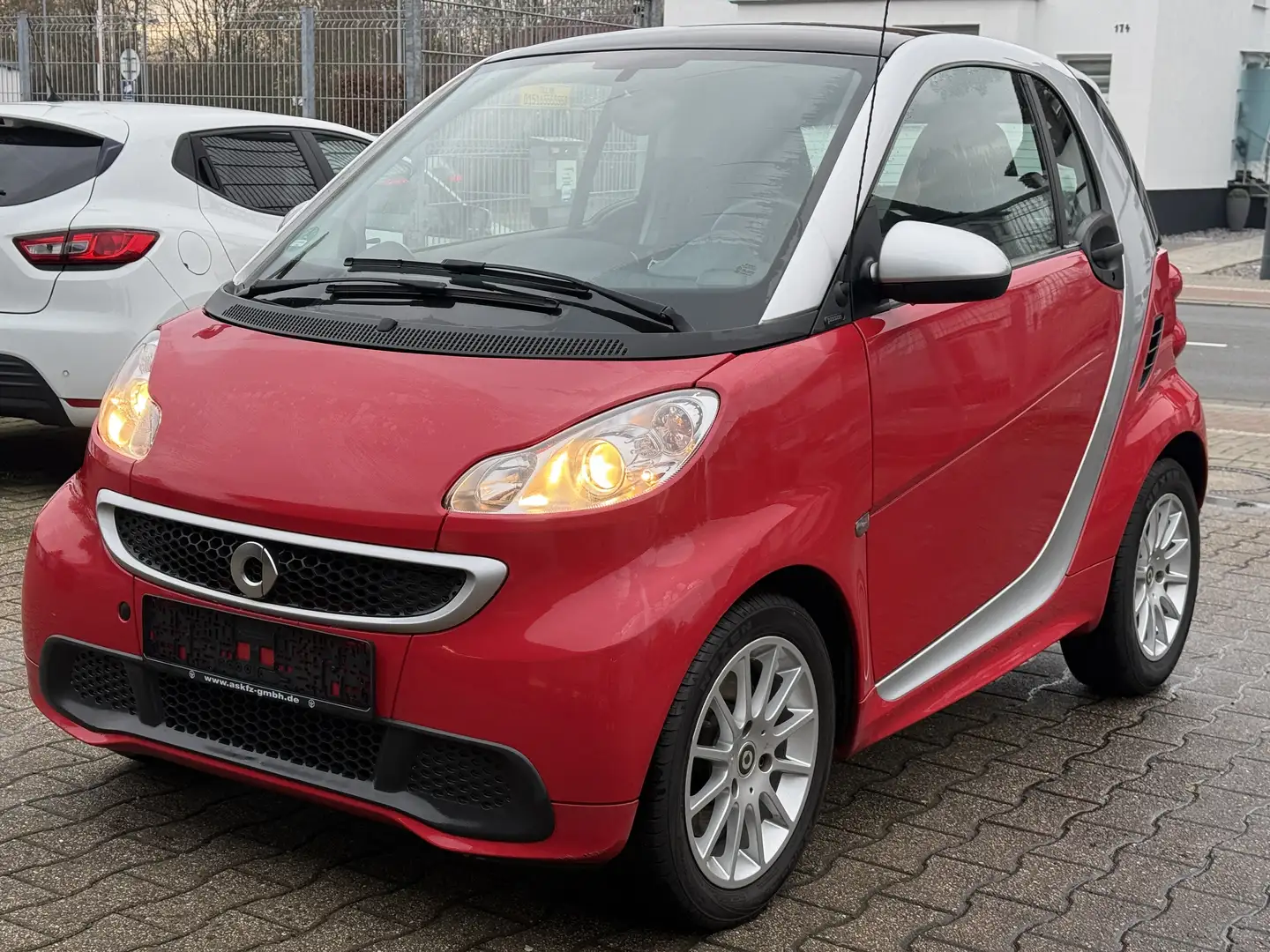 smart forTwo Micro Hybrid Drive 52 kW Ponramadach NAVI Rot - 2