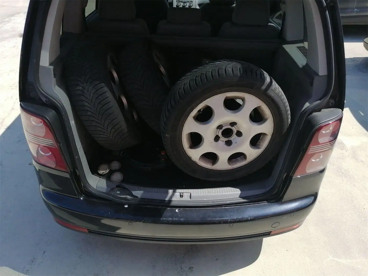 Volkswagen Touran Highline 1,4 TSI DSG Schwarz - 2