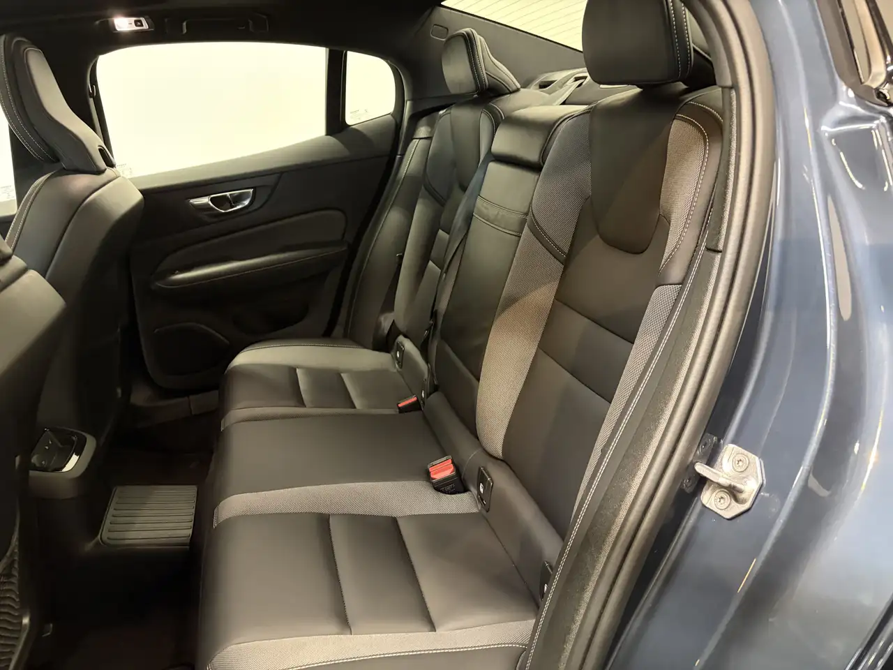 Volvo S60 2.0 Recharge T6 PHEV AWD R-Design Pano/ Adapt. Cru, миниатюра 4
