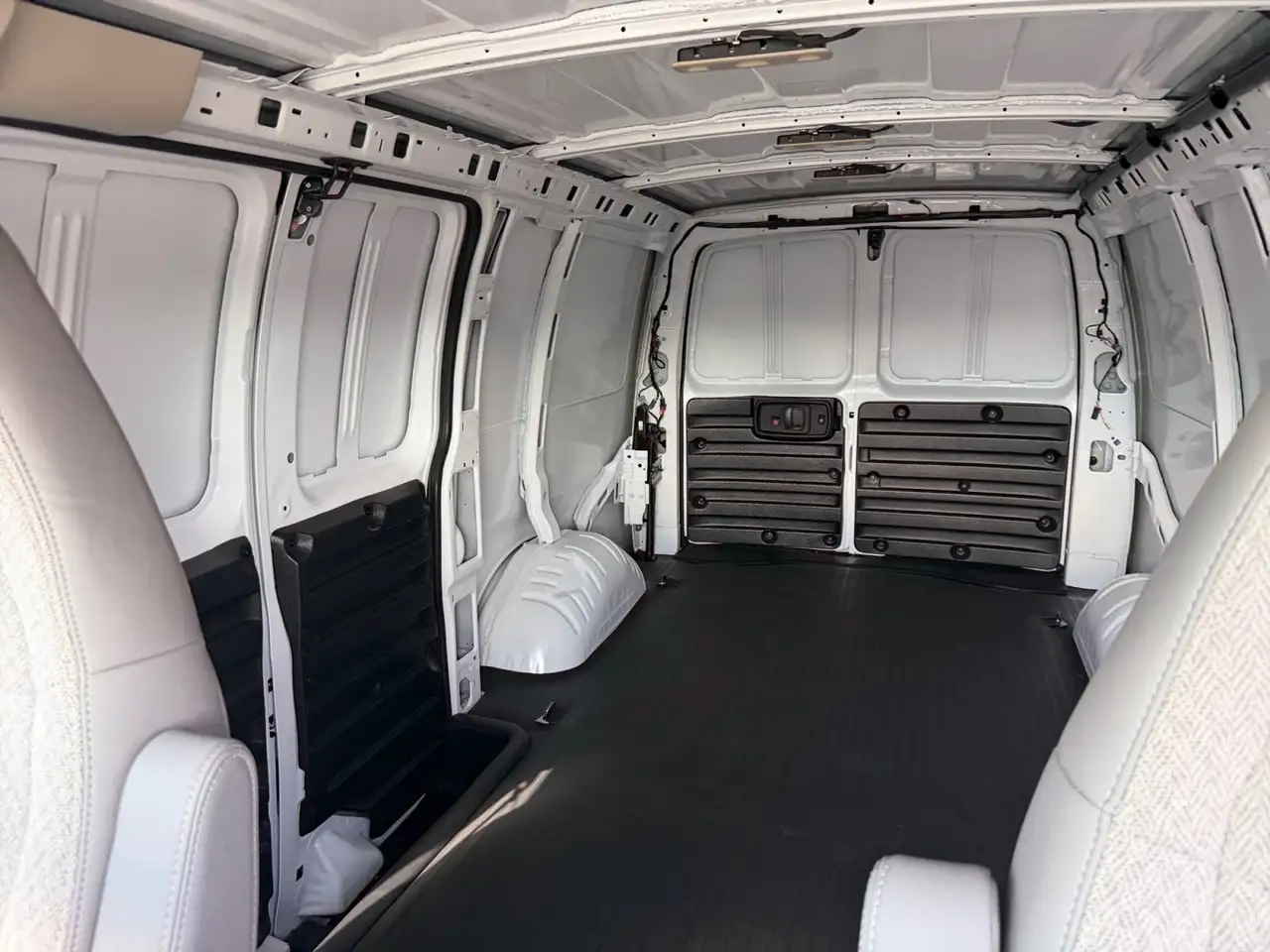 GMC Savana снимка GMC Savana