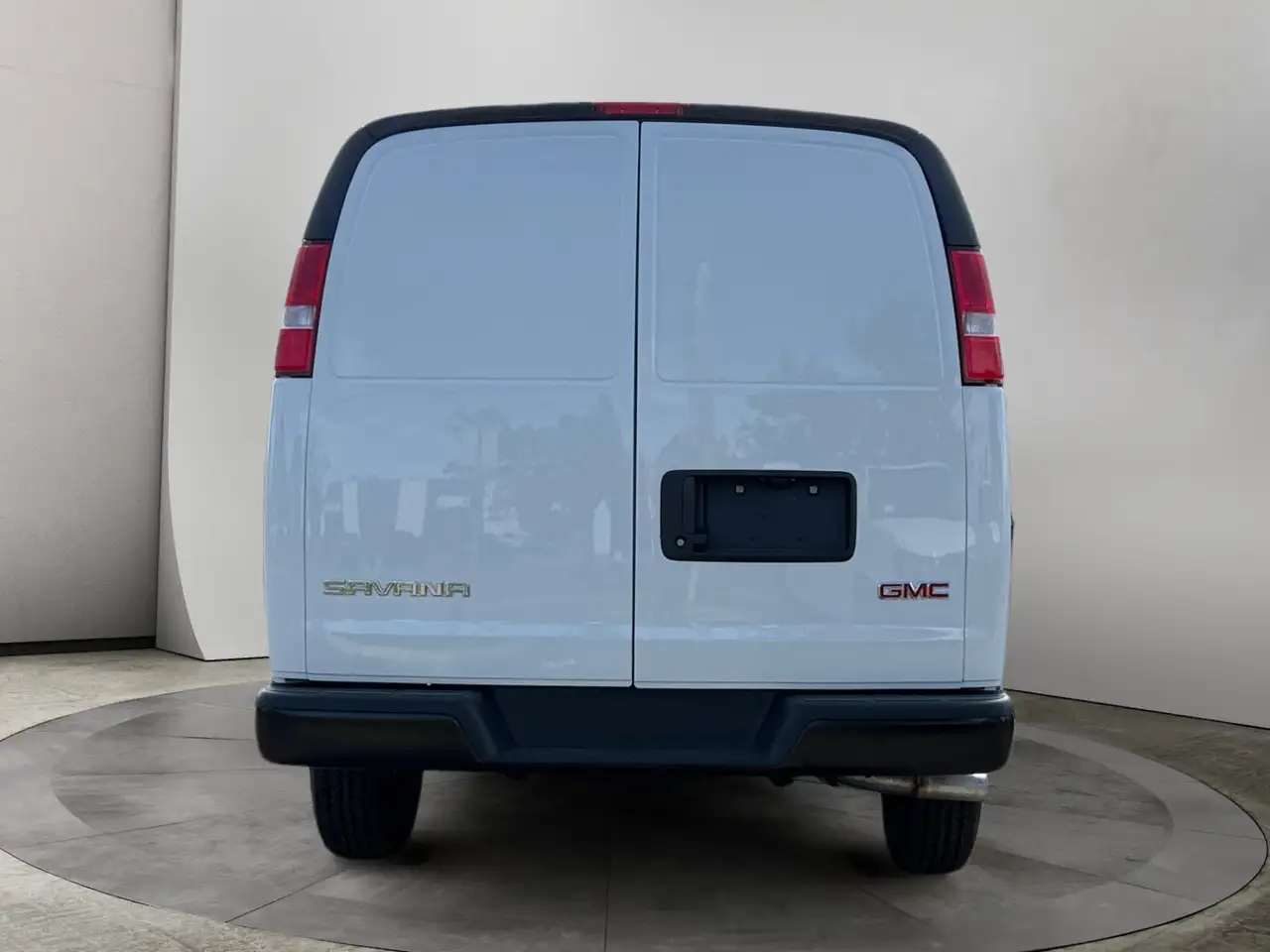 GMC Savana снимка GMC Savana