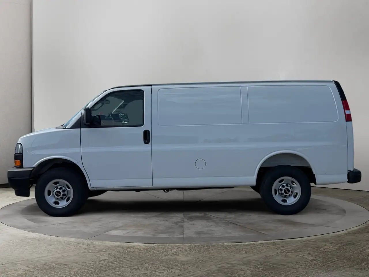GMC Savana снимка GMC Savana