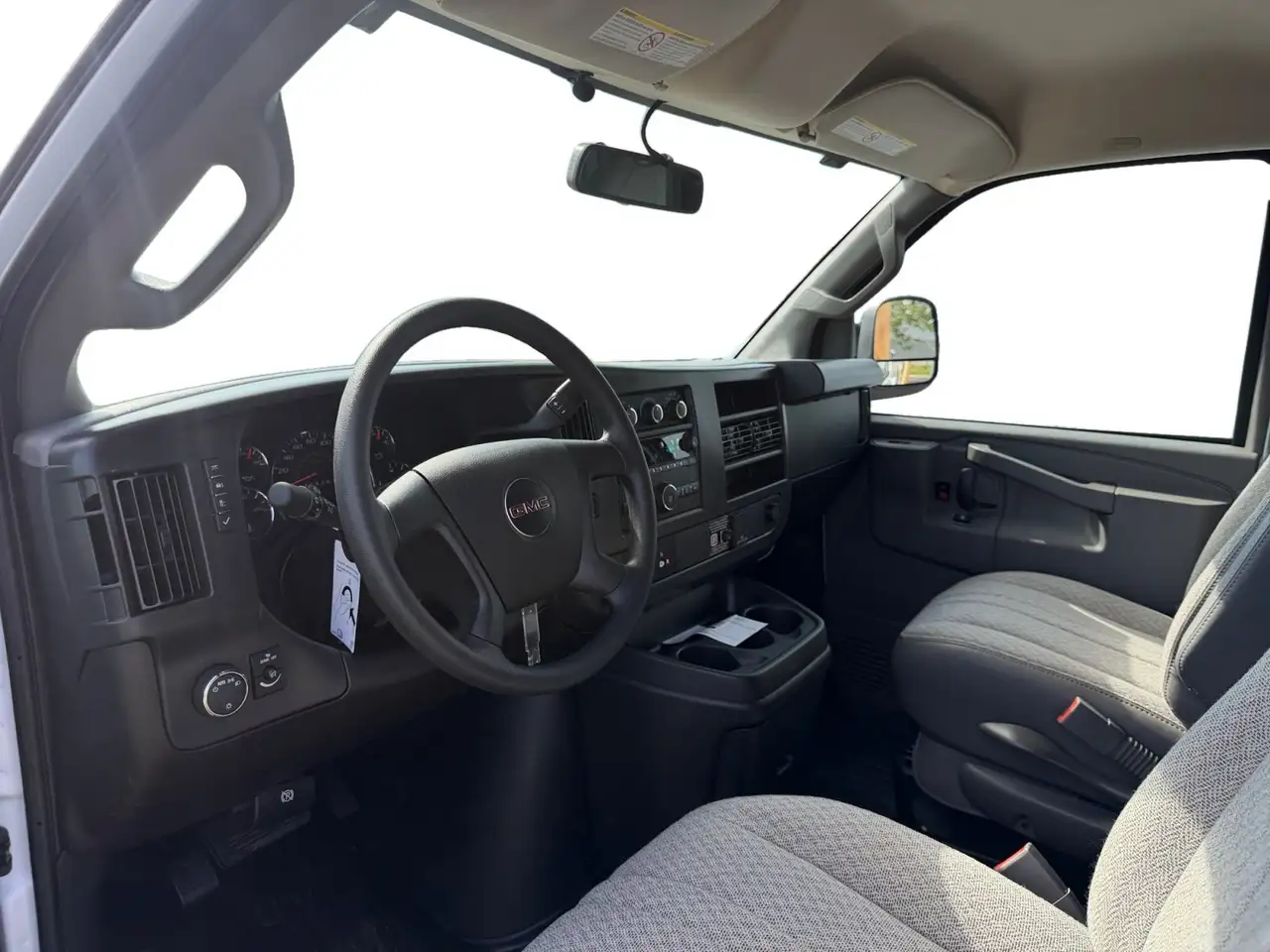 GMC Savana снимка GMC Savana