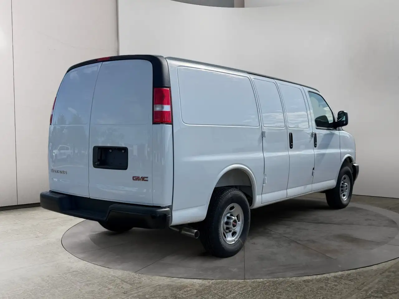 GMC Savana снимка GMC Savana