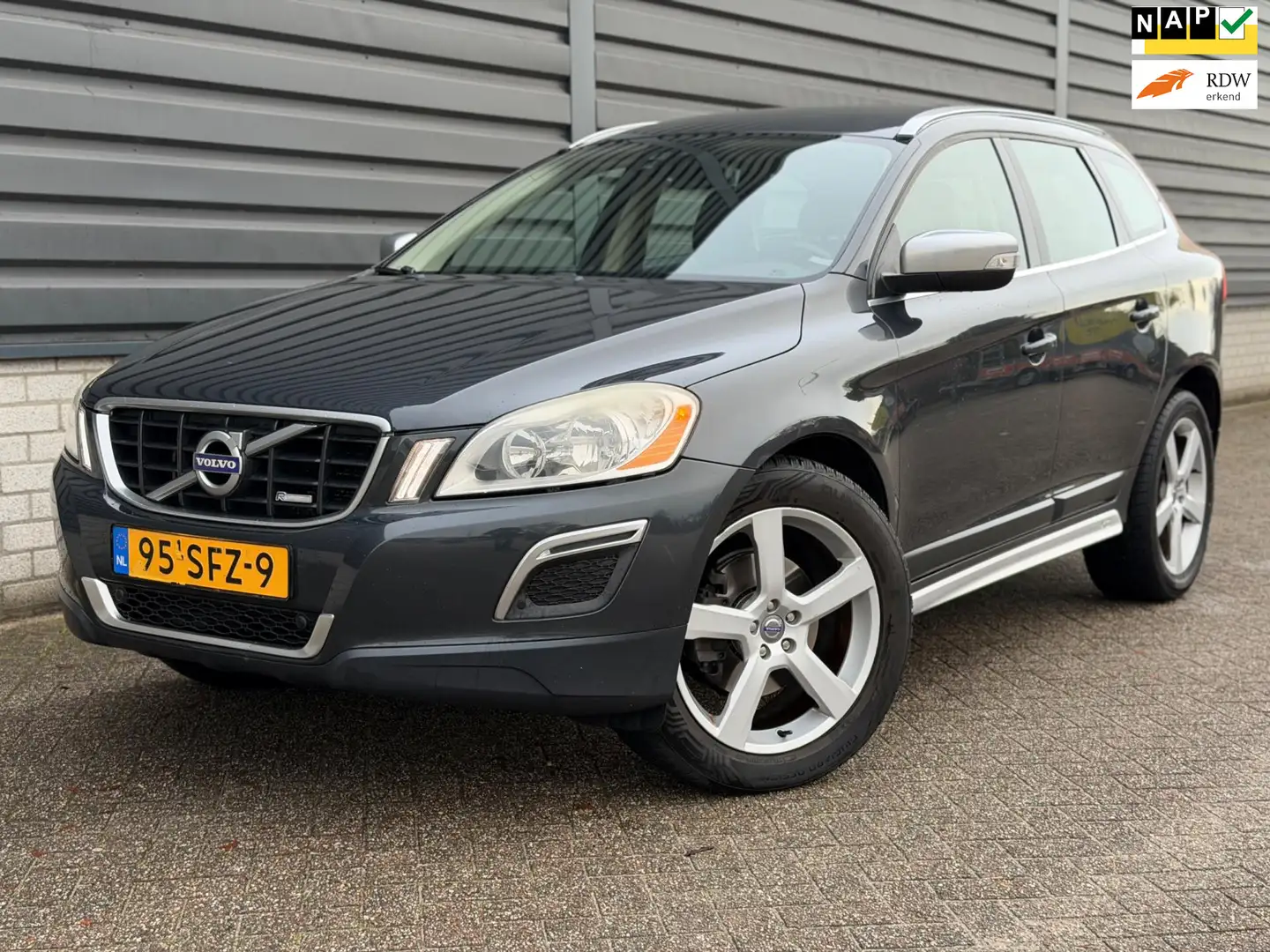 Volvo XC60 2.4 D5 AWD R-Design NAP NAVI TREKHAAK KEYLESS Grijs - 1