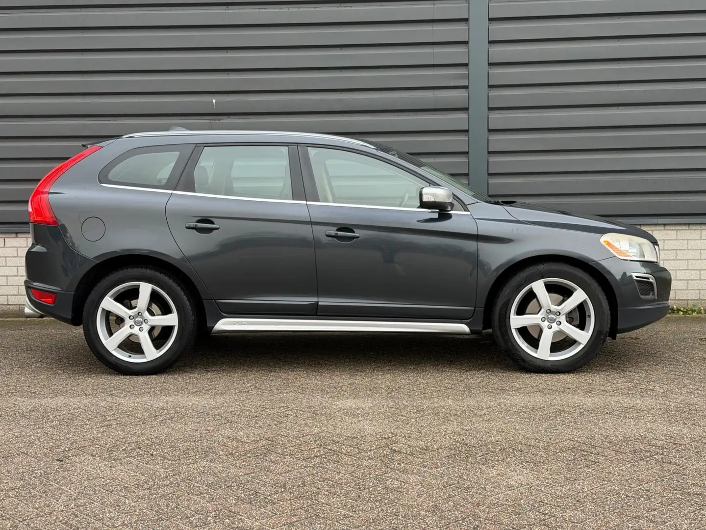 Volvo XC60 2.4 D5 AWD R-Design NAP NAVI TREKHAAK KEYLESS Grijs - 2