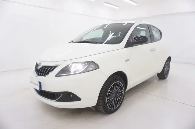 Lancia Ypsilon view 9