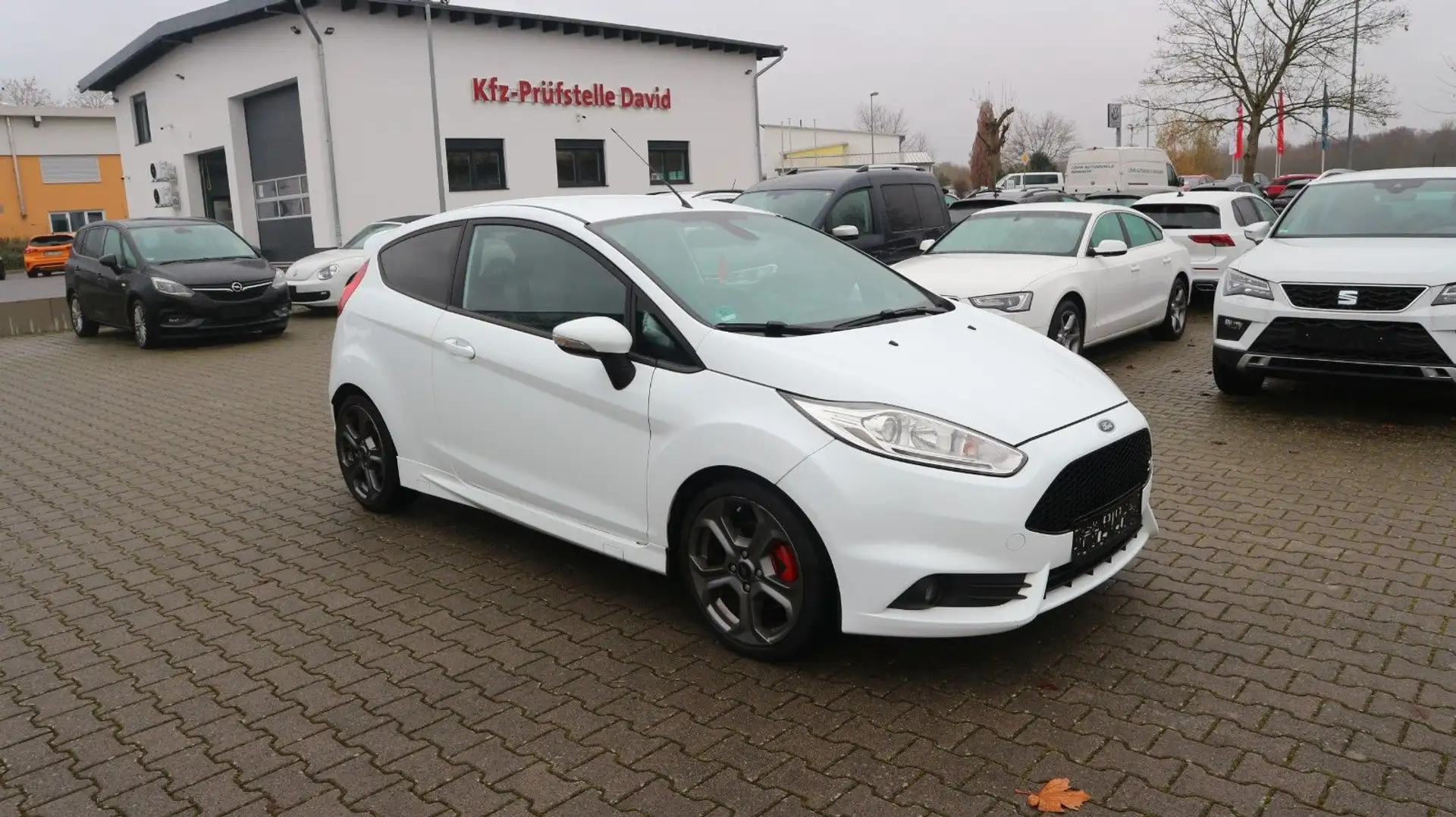 Ford Fiesta 1.6 EcoBoost ST*Navi*Kamera* Wit - 2