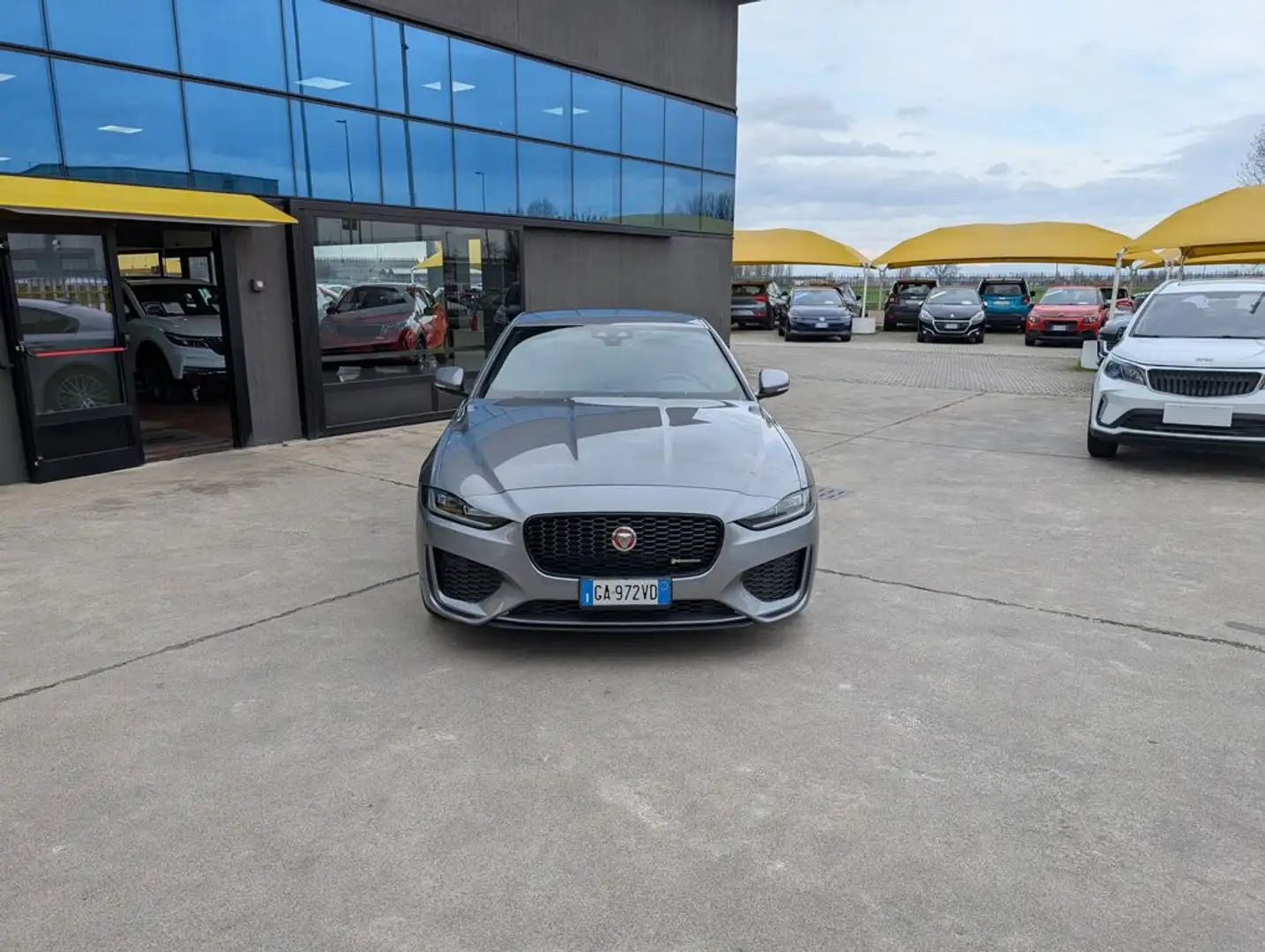 Jaguar XE XE 2.0d i4 R-Dynamic S AWD 180cv Automatica Gris - 2