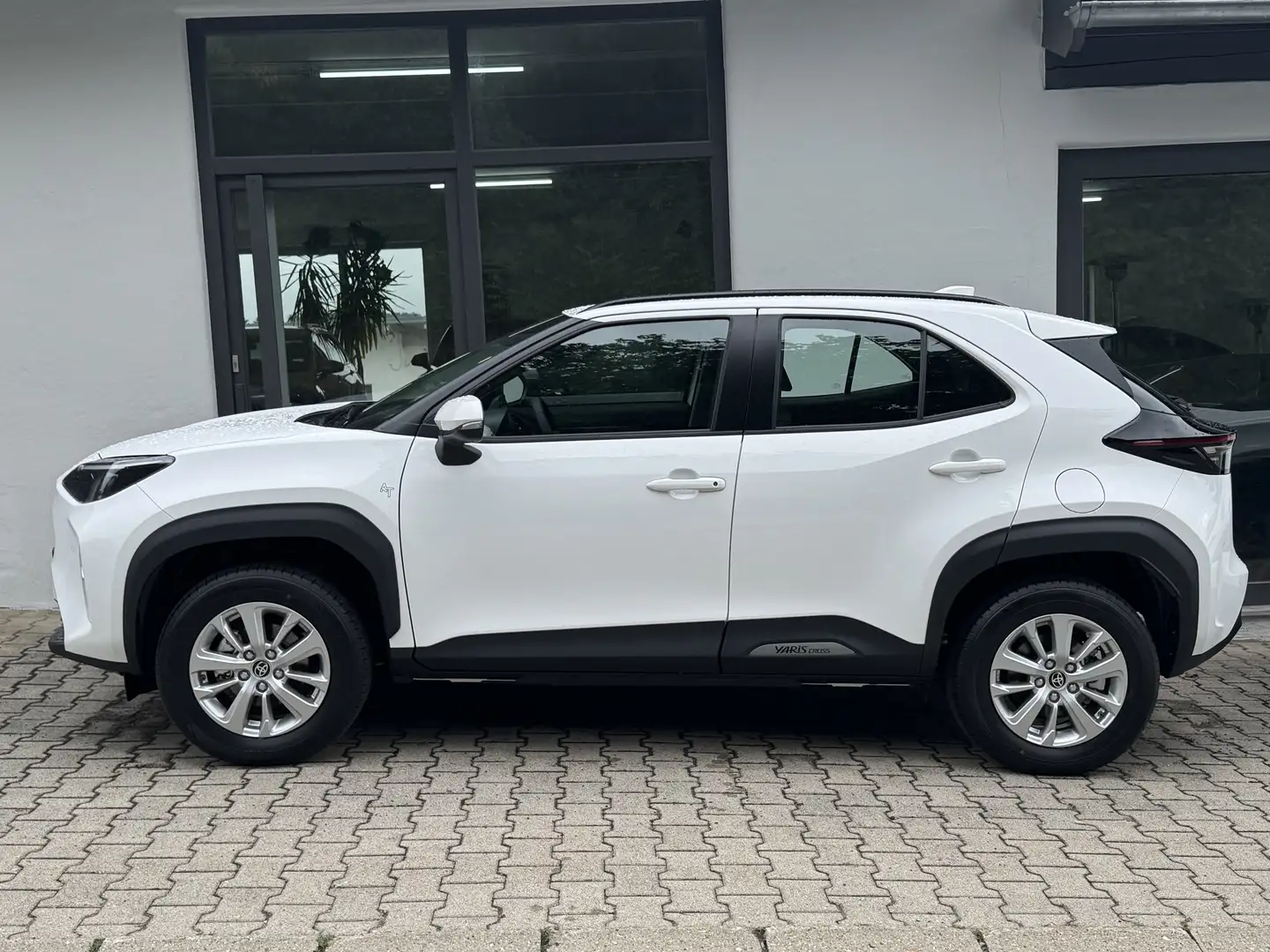 Toyota Yaris Cross Hybrid 116 1.5 VVT-i AWD-i Comfort "Allrad" RFK Biały - 2