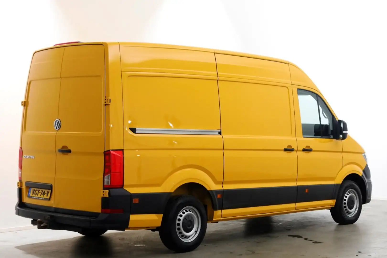 Volkswagen Crafter 35 2.0 TDI 140pk L3H3 (L2H2) Airco 10-2020 Geel - 2