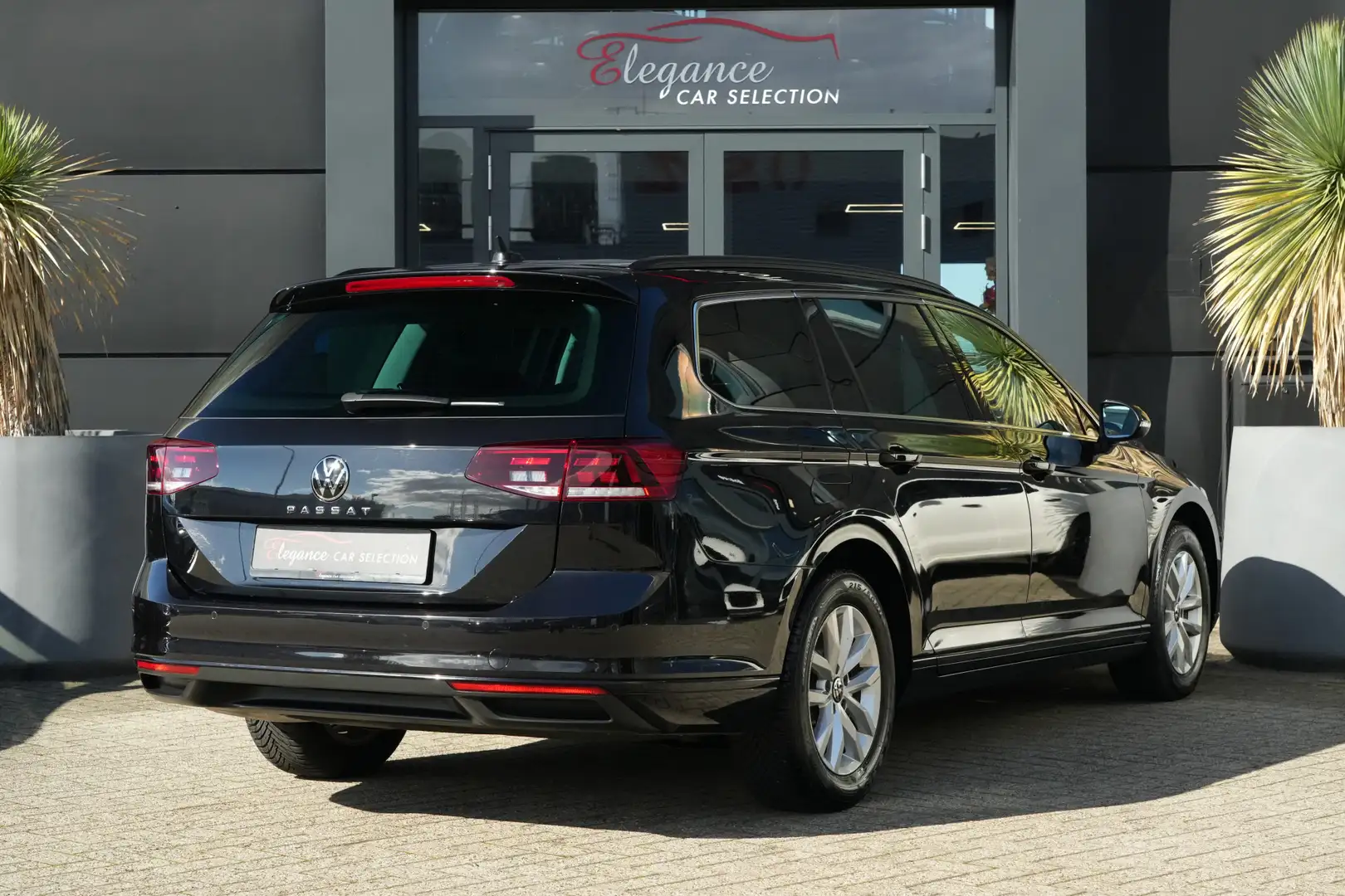 Volkswagen Passat Variant 1.5 eTSI Business 150pk Navigatie/Trekhaak/Parkeer Zwart - 2