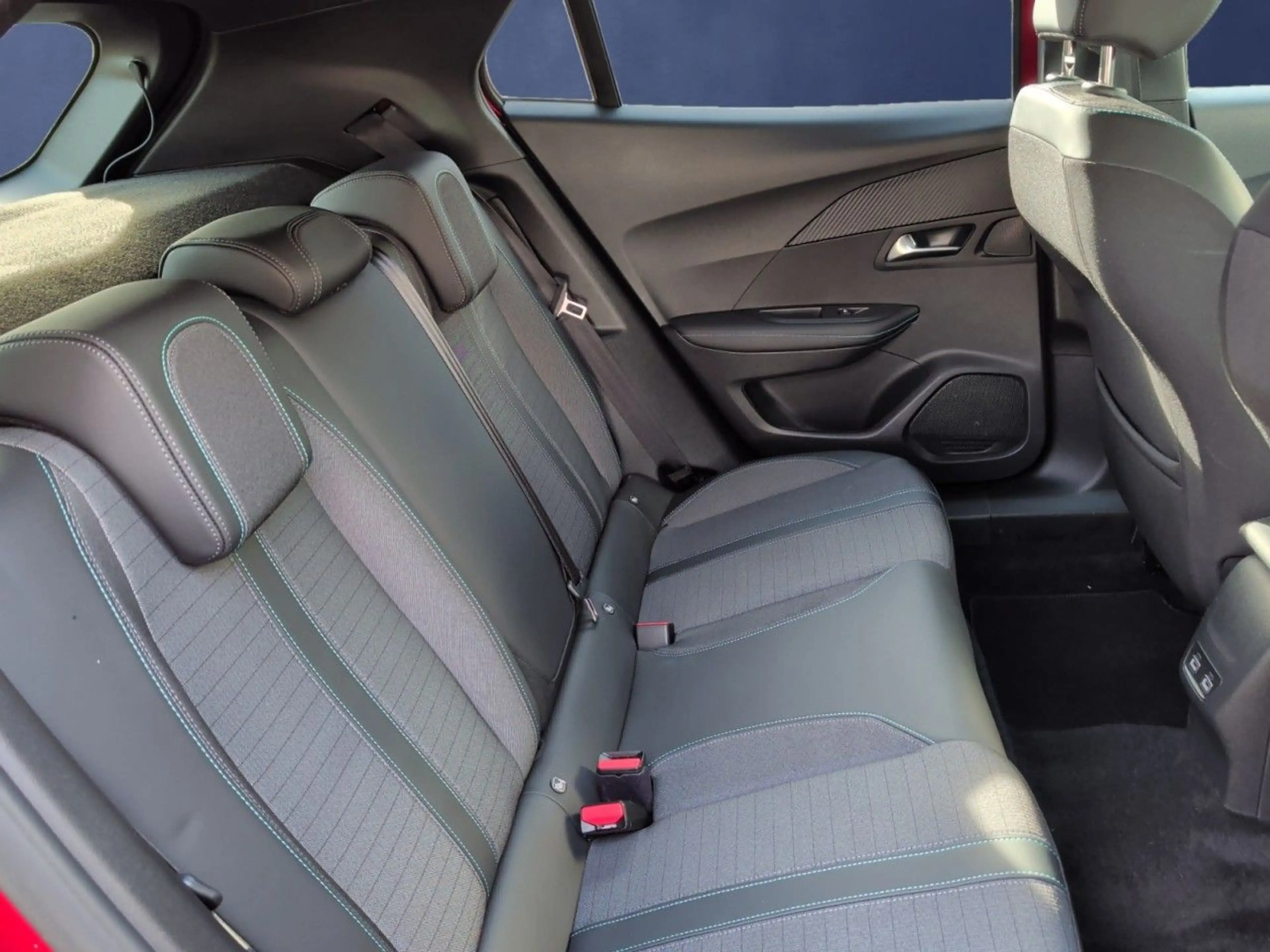Peugeot 2008 -e Allure Navi-LED+Sitzheizung — photo 14