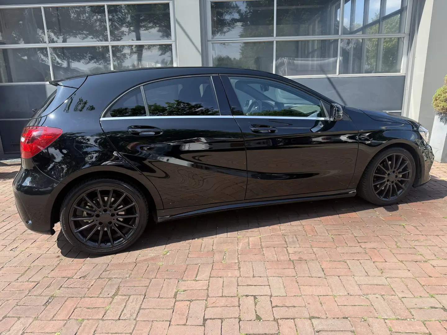 Mercedes-Benz A 200 d AMG Business Solution AMG 2017 140PK Dealer onde Zwart - 2