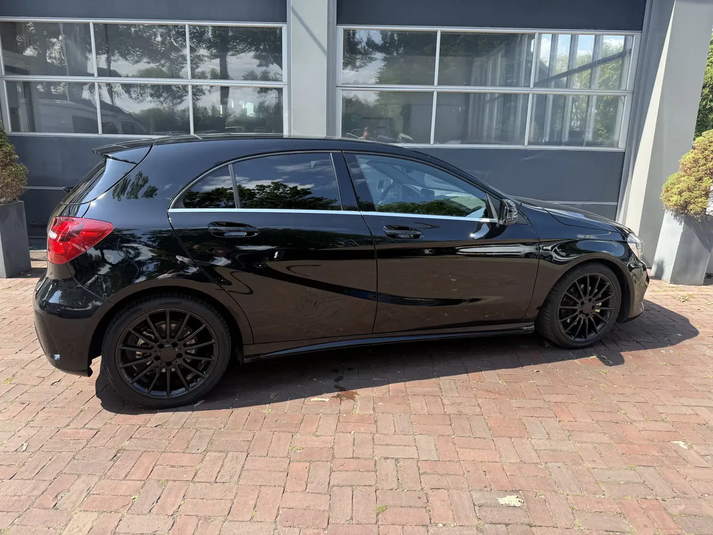 Mercedes-Benz A 200 d AMG Business Solution AMG 2017 140PK Dealer onde Noir - 2