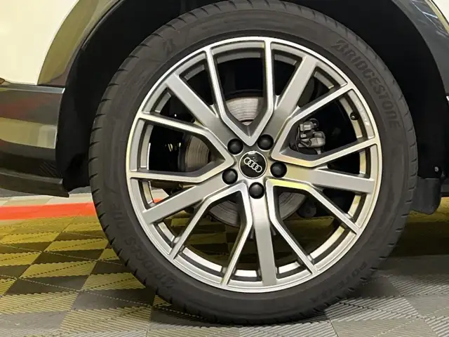 Audi Q3 view 8