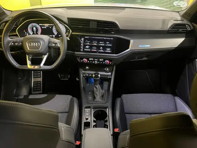 Audi Q3 view 22